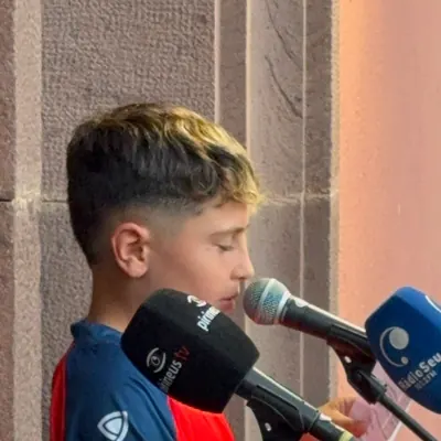 Un jugador de l’EDFOR llegint el pregó davant dels micròfons