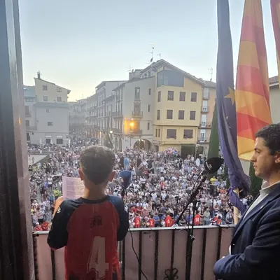 El jugador al balcó de l’Ajuntament amb la plaça plena