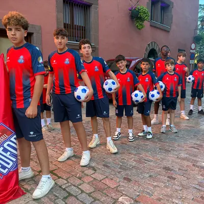 Jugadors i jugadores de l’EDFOR en filera amb una pilota cadascun