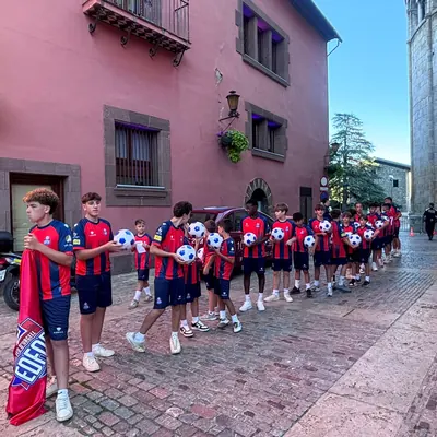 La filera de jugadors pel carrer amb la catedral al fons