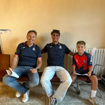Tres membres de l’escola asseguts, esperant abans del pregó