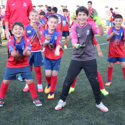 Jugadors de l’EDFOR celebrant amb els braços enlaire