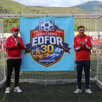 Dos tècnics de l’EDFOR davant la lona del 30è aniversari