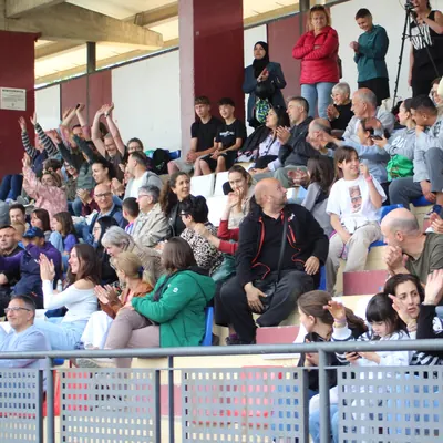 Famílies omplint la grada del camp