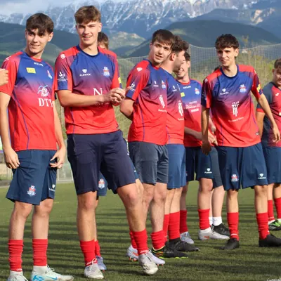 Equip de l’EDFOR en formació amb les muntanyes al fons