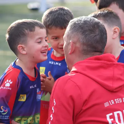 Un entrenador parlant amb un grup de jugadors petits