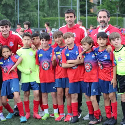 Foto de grup de tota l’escola EDFOR al camp